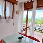Lägenhet With Us - Bookingpeschiera